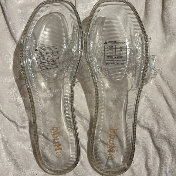 MUDD SLIDE/SANDALS CLEAR CRYSTAL EMBELLISHMENT SILVER SPARKLE TRIM
FUN & STYLISH - Picture 8 of 13